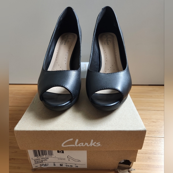 Clarks Collection Adriel Phyliss Peep Toe Heels Black Leather Women Size 8 - Picture 2 of 7